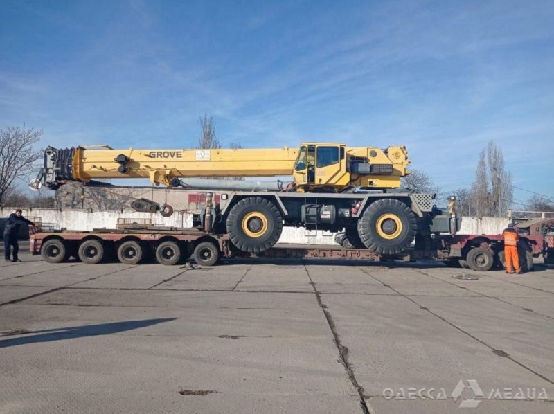 60-тонный автокран-тяжеловес прибыл в порт под Одессой (фото)