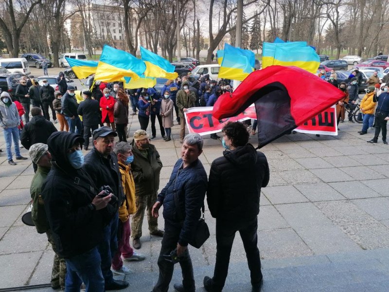 В Одессе на Канатной устроили митинг против установки мемориала жертвам 2 мая (фоторепортаж)