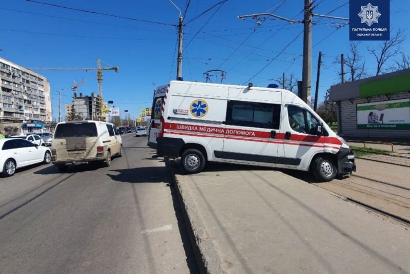 В Лузановке автомобиль скорой помощи после столкновения с легковушкой отбросило за пределы проезжей части (фото)