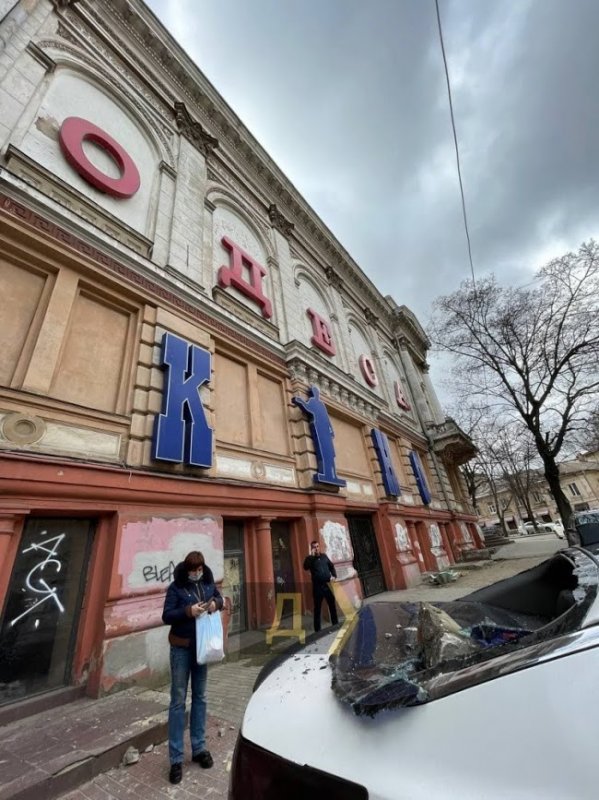 В центре Одессы автомобили засыпало камнями с памятника архитектуры