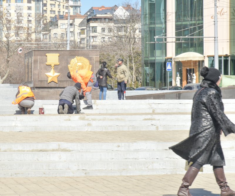 Мемориал на площади 10 апреля и парк Победы «приводят в себя» после зимы (фоторепортаж)