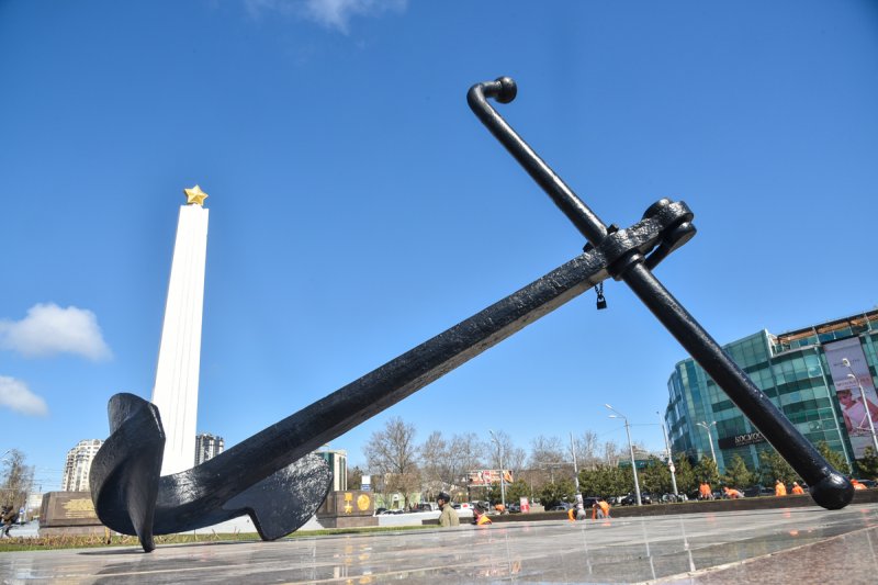 Мемориал на площади 10 апреля и парк Победы «приводят в себя» после зимы (фоторепортаж)