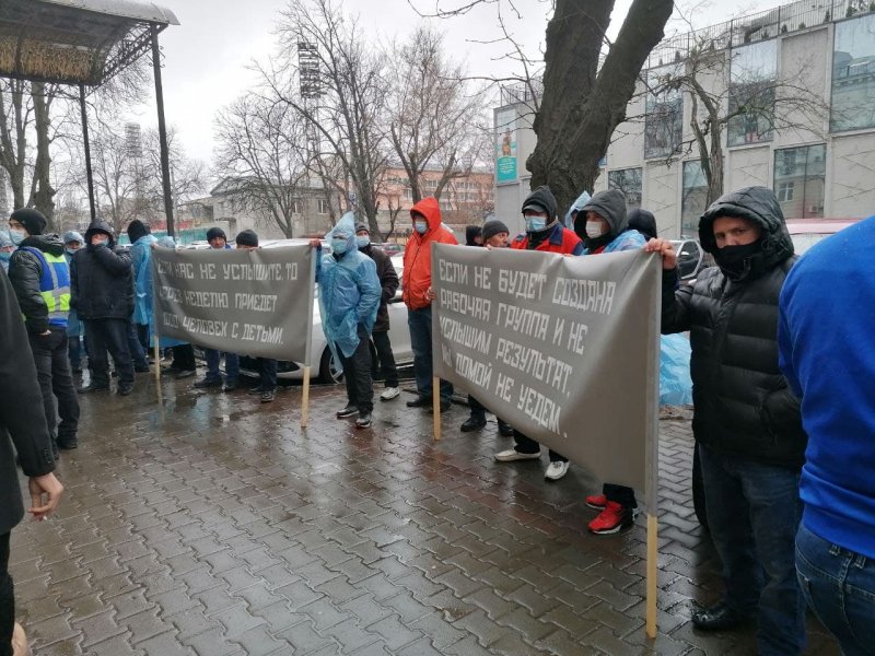 Сотрудники Измаильского завода собрались под стенами Одесской ОГА: требуют отменить многомилионный штраф (фоторепортаж)