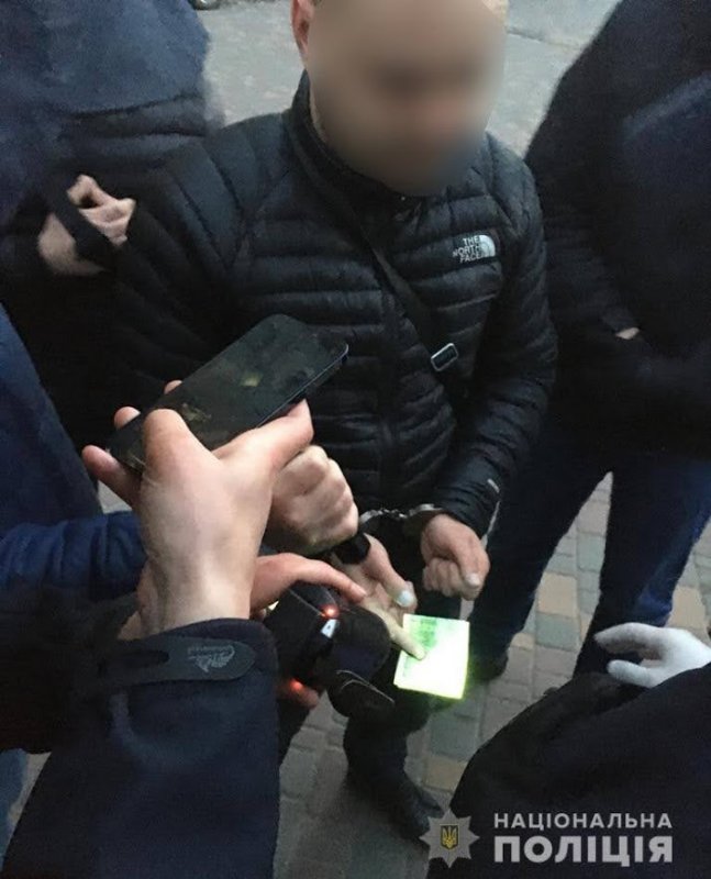 В Одессе задержали полицейского, которые требовал у вебкам-модели 600 долларов
