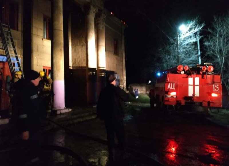 В Одесской области горело здание бывшего дома культуры (фоторепортаж)