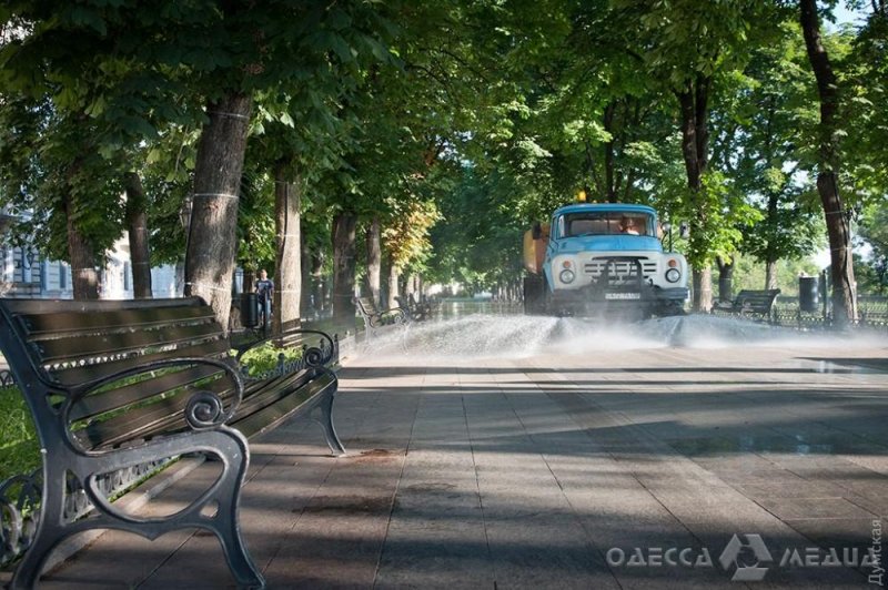 В Одессе стартовал весенне-летний сезон: коммунальные службы приступили к мытью улиц (видео)