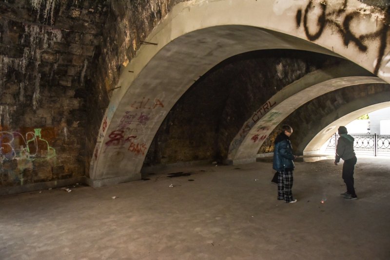 «Подземелья» и «задники» Потемкинской лестницы: грязь, граффити и лужи (фоторепортаж)