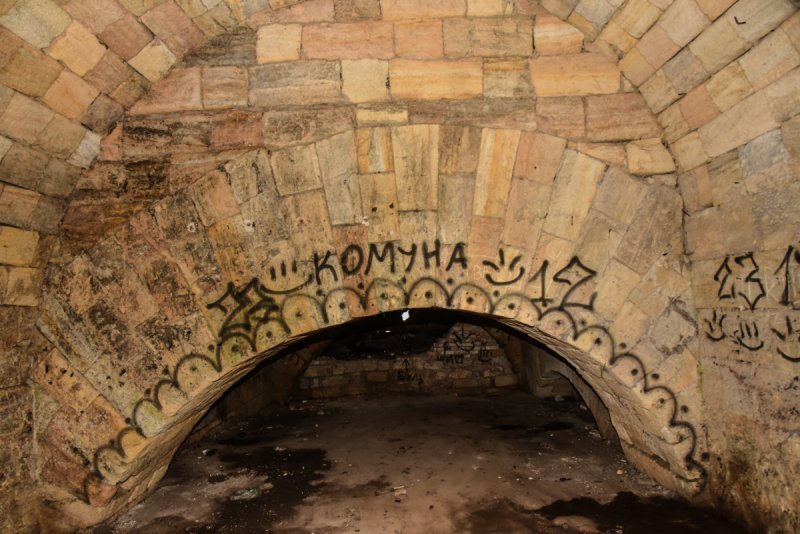 «Подземелья» и «задники» Потемкинской лестницы: грязь, граффити и лужи (фоторепортаж)