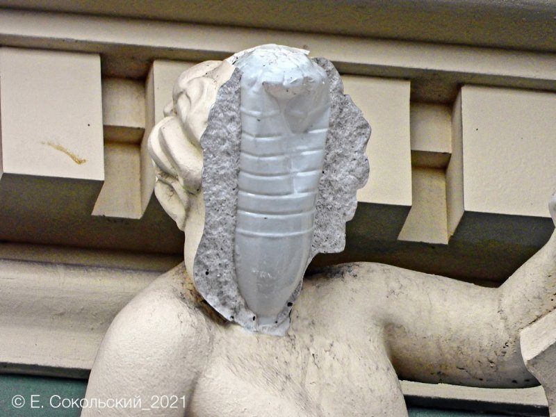 У статуи на доме Руссова отвалилось лицо – в голове оказалась пластиковая бутылка