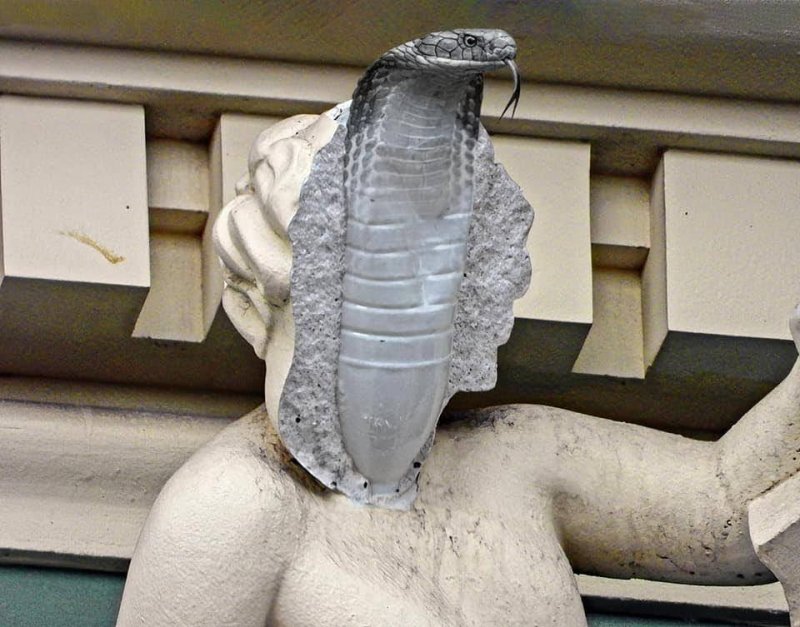 У статуи на доме Руссова отвалилось лицо – в голове оказалась пластиковая бутылка
