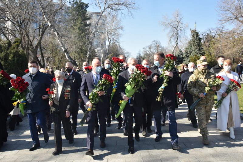 Глава Одесской ОГА и мэр Одессы почтили память защитников и освободителей города (фоторепортаж)