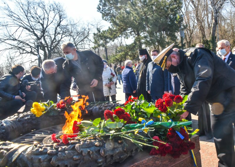 Глава Одесской ОГА и мэр Одессы почтили память защитников и освободителей города (фоторепортаж)