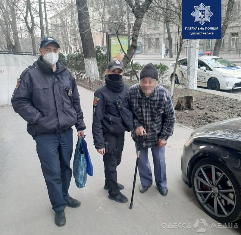 Одесские патрульные помогли 89-летнему мужчине добраться домой