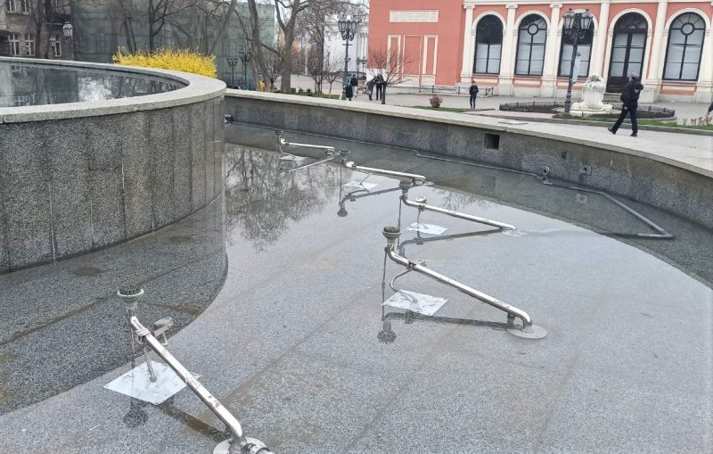 Неизвестные повредили трубопровод фонтана на Театральной площади (фото)