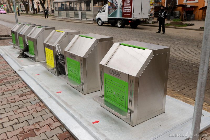 На Соборной площади установили подземные контейнеры для сбора мусора с интернетом (фоторепортаж)