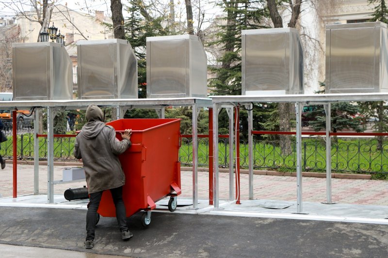 На Соборной площади установили подземные контейнеры для сбора мусора с интернетом (фоторепортаж)