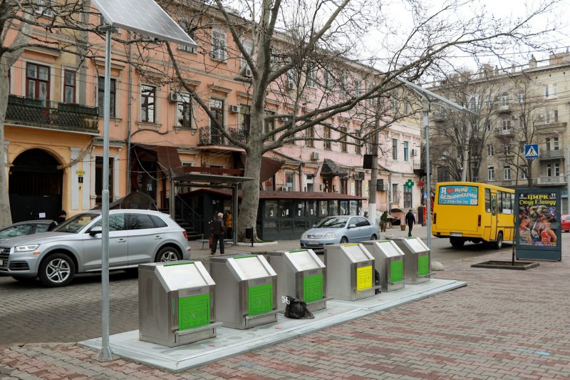В Одессе появились мусорные баки на солнечных батареях и с Wi-Fi