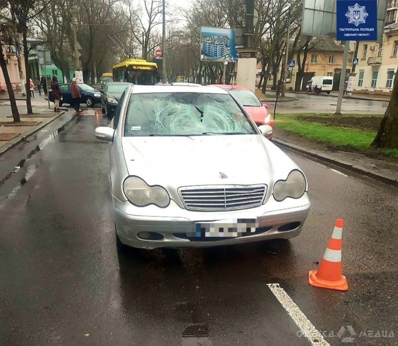 На Адмиральском проспекте водитель Mercedes Benz на пешеходном переходе 75-летнего мужчину