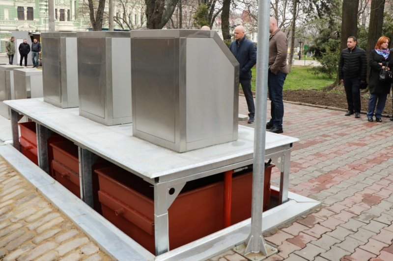 На Соборной площади установили мусорные контейнеры на солнечных батареях