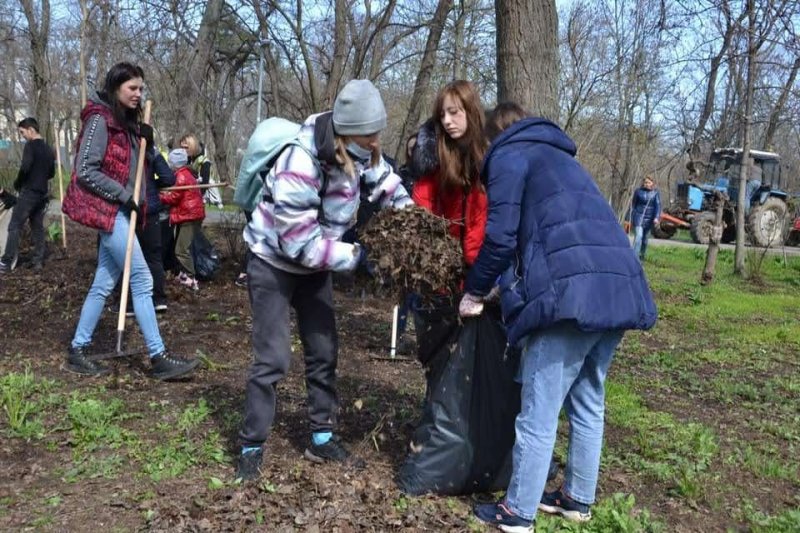 В Одессе устроили масштабный субботник в парках (фото)