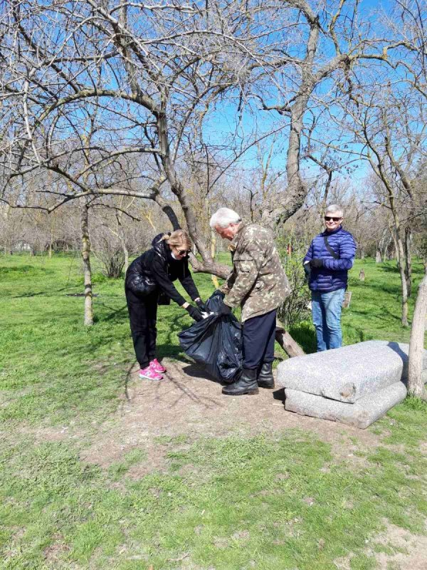 В Одессе устроили масштабный субботник в парках (фото)