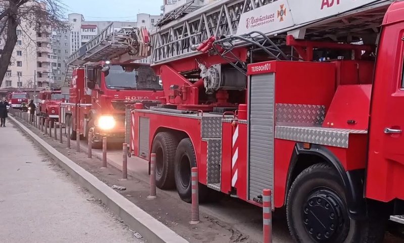 В ЖК “Радужный” загорелась кухня – пожарные машины не могли нормально проехать