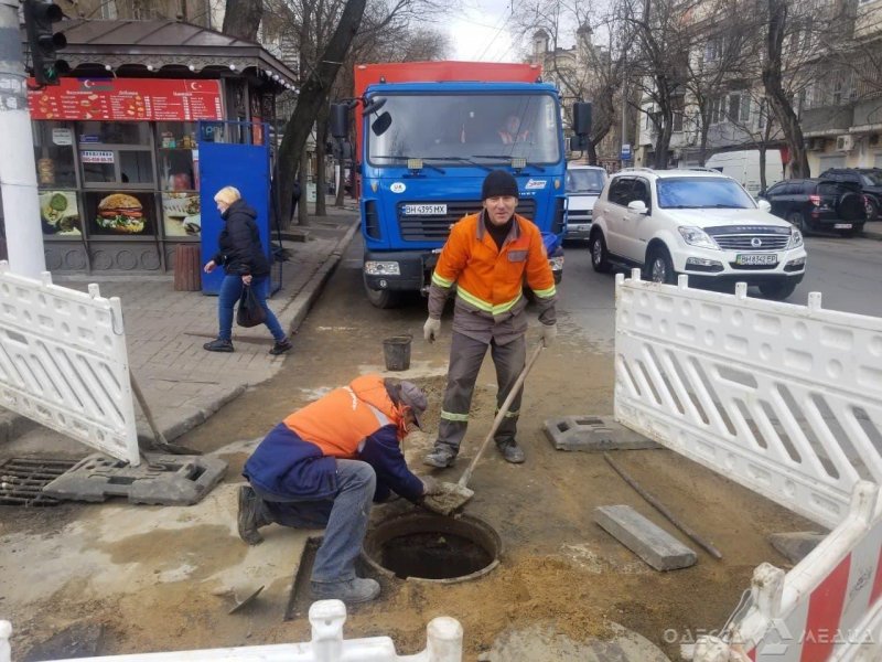 Вниманию участников дорожного движения: в Одессе ведется ремонт ливневок  (адреса, фото)
