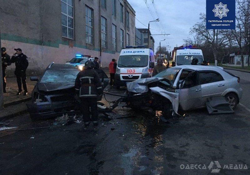 В Одессе на Мельницкой столкнулись две легковушки: один из водителей погиб (фото)