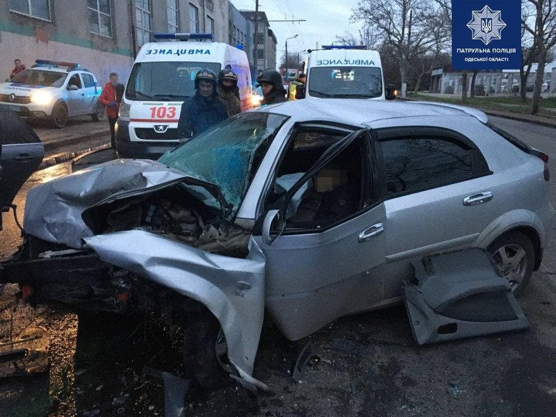 В Одессе на Мельницкой столкнулись две легковушки: один из водителей погиб (фото)