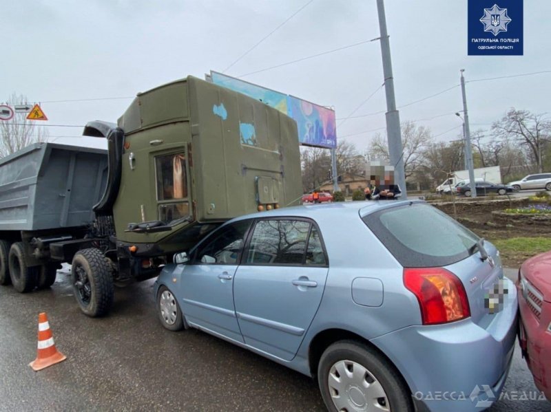 В Одессе произошло тройное ДТП из-за откинувшейся на ходу кабины «КАМАЗа» (фото)