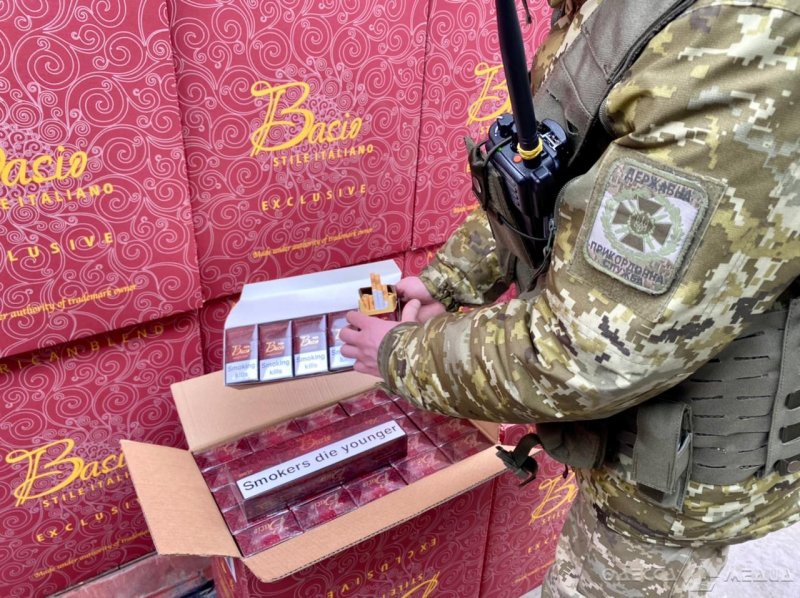 В Одесском порту пограничники предотвратили поставку 12 контейнеров контрабандных сигарет для Duty Free (фото, видео)