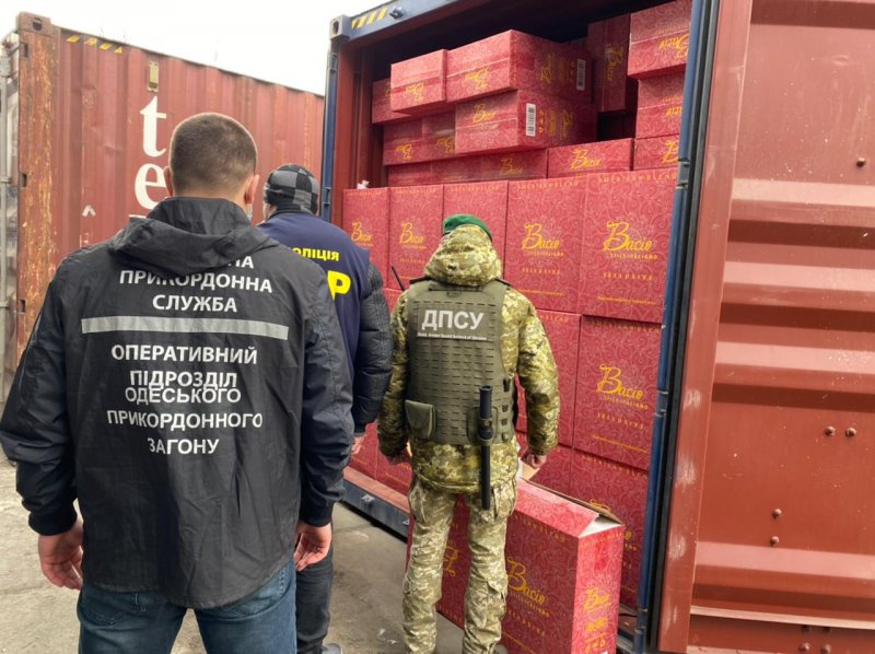В Одесском порту пограничники предотвратили поставку 12 контейнеров контрабандных сигарет для Duty Free (фото, видео)