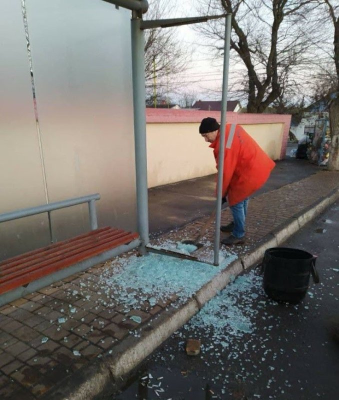 В Одессе нередко бьют стекла на остановочных комплексах