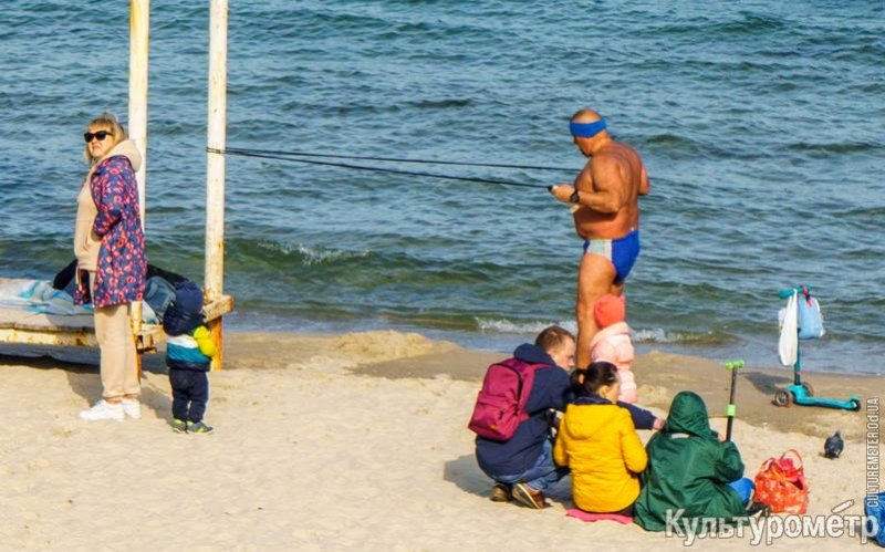 Теплый день в Одессе: в Аркадии толпы, а на пляжах пытаются купаться (фото)