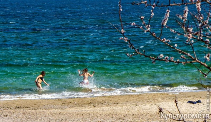Теплый день в Одессе: в Аркадии толпы, а на пляжах пытаются купаться (фото)