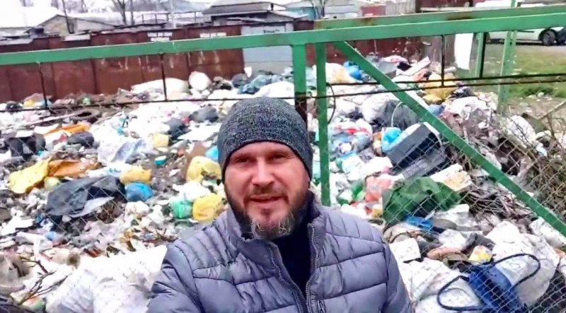 На Ленпоселке жители устроили мусорную свалку (видео)