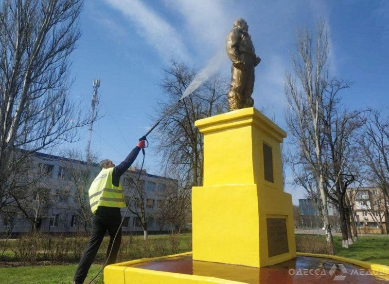Одесские коммунальщики искупали памятники (фоторепортаж)