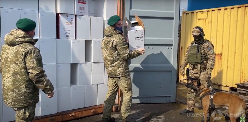 В Одесском порту пограничники предотвратили поставку контрабандных сигарет на 145 миллионов гривен (видео)