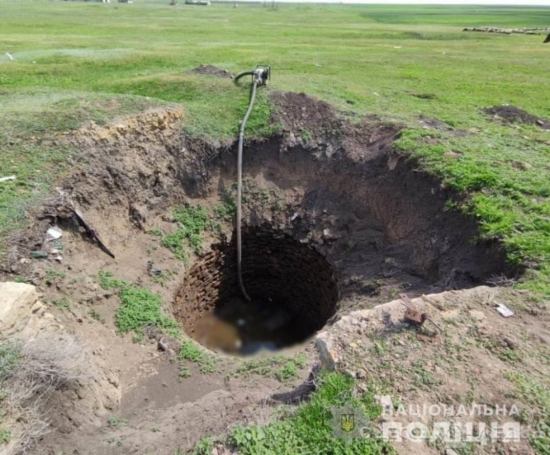 В заброшенном колодце под Одессой найдены четыре трупа (фото)