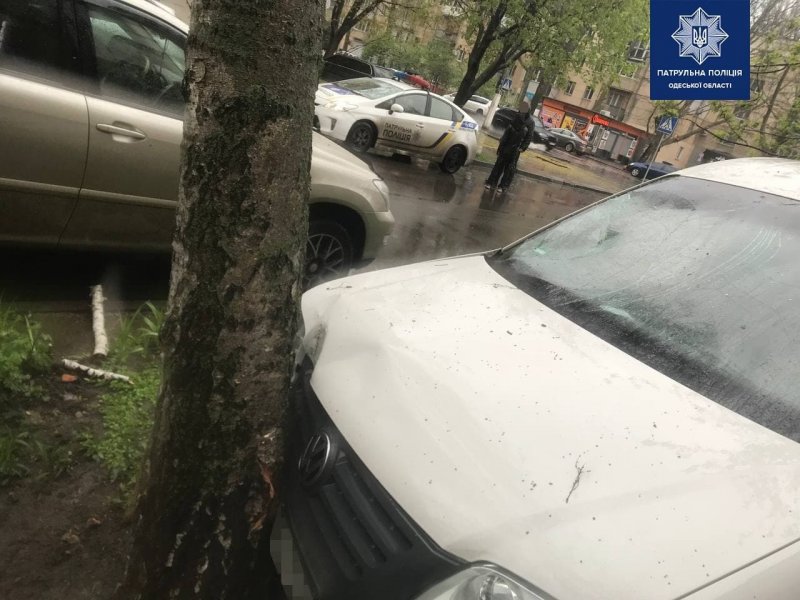 На улице Сегедской водитель Volkswagen не пропустил Mercedes: пешеход и водитель доставлены в больницу (фото)