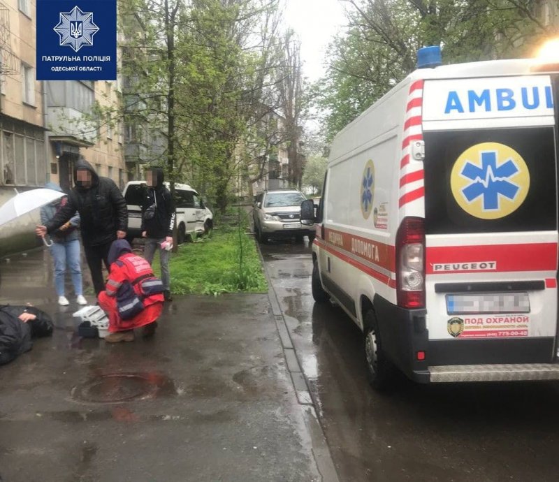 На улице Сегедской водитель Volkswagen не пропустил Mercedes: пешеход и водитель доставлены в больницу (фото)
