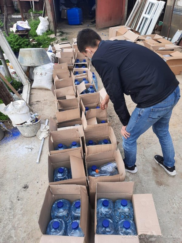Тысячи литров спирта и коньяка: в Одесской области «накрыли» подпольный алкоцех (фото, видео)