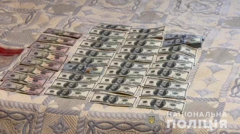 Двум жителям Одесской области объявили о подозрении в сбыте фальшивых денег и незаконном завладением транспортным средством (фото, видео)