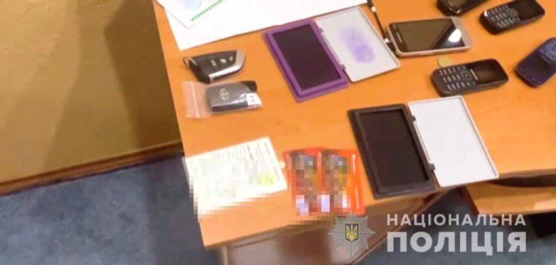Двум жителям Одесской области объявили о подозрении в сбыте фальшивых денег и незаконном завладением транспортным средством (фото, видео)