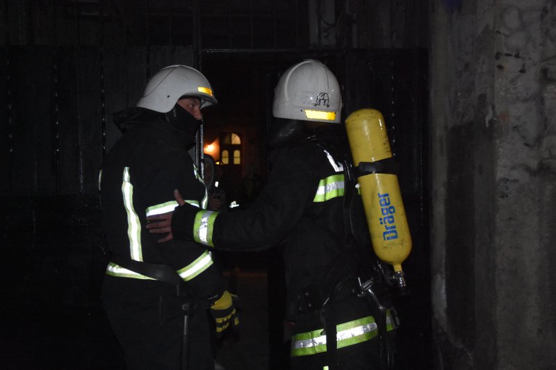 Ночью в центре Одессы пылал подъезд жилого дома: удалось спасти двух человек (фото)