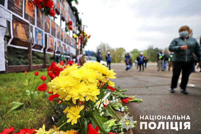 На Куликовом поле в Одессе начали возлагать цветы – пускают через “фильтрационные” пункты