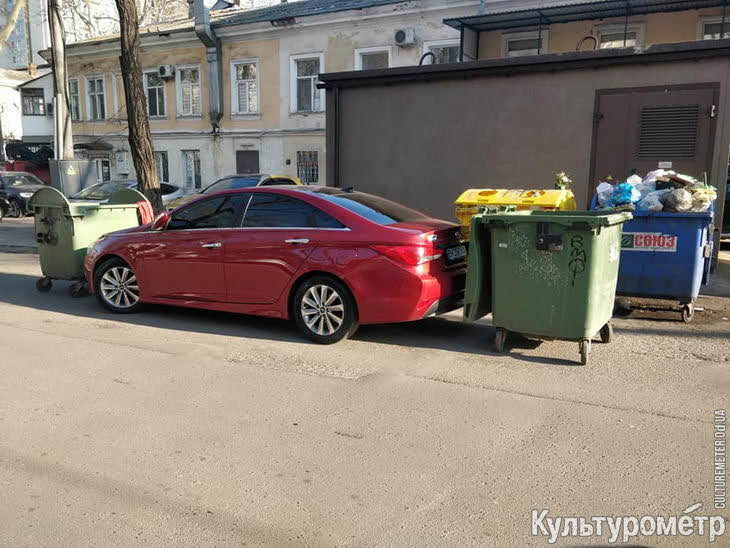 В центре Одессы проучили автохама мусорными баками