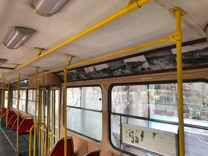 Один из одесских трамваев стал передвижной выставкой военных фотографий
