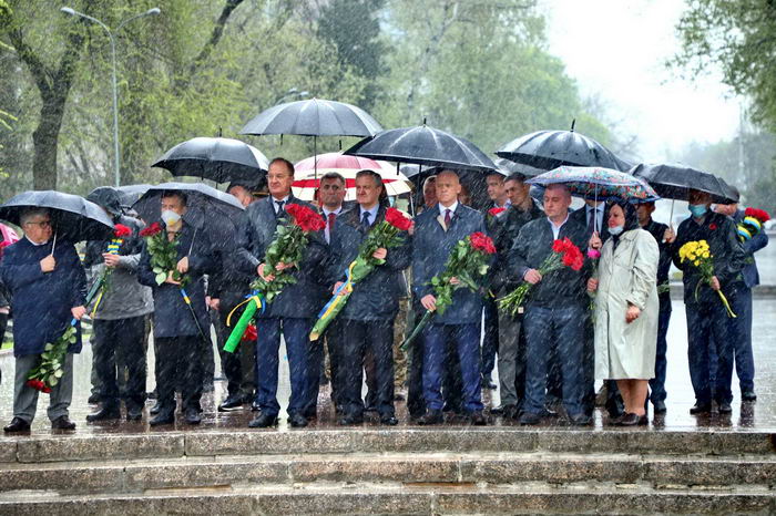 Под проливным дождем в Одессе возложили цветы на Аллее Славы (фото)