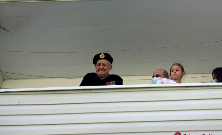 В Одессе под окнами 100-летнего ветерана-морпеха играл военный оркестр